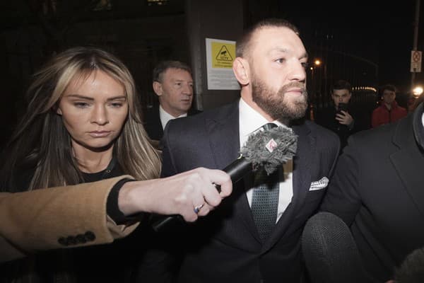 Írsky bojovník Conor McGregor počas súdneho procesu.