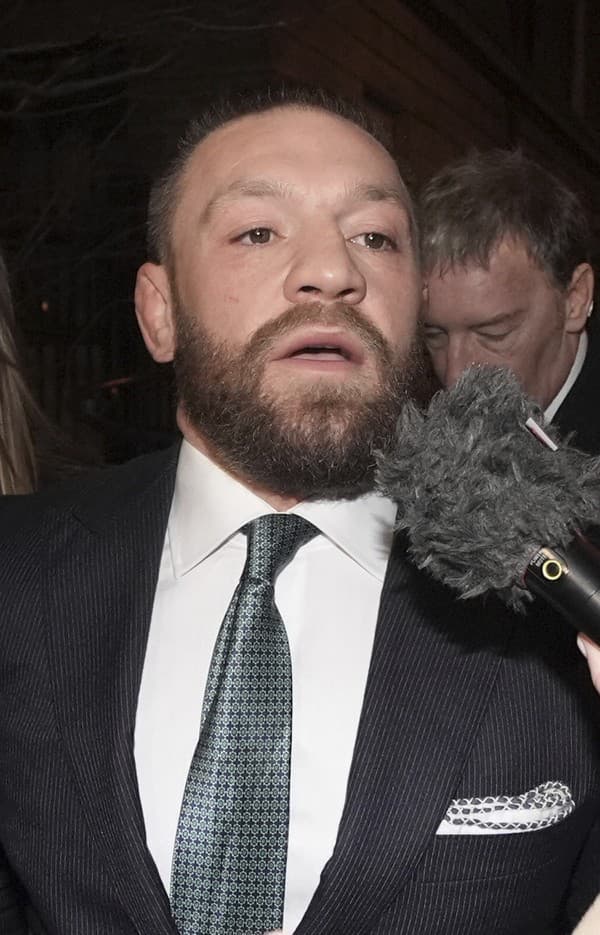 Írsky bojovník Conor McGregor počas súdneho procesu.