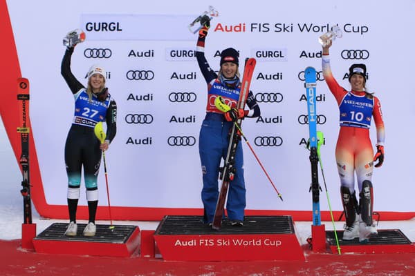 Americká lyžiarka Mikaela Shiffrinová (uprostred) pózuje na pódiu po 2. kole slalomu žien Svetového pohára v alpskom lyžovaní v rakúskom stredisku Gurgl 