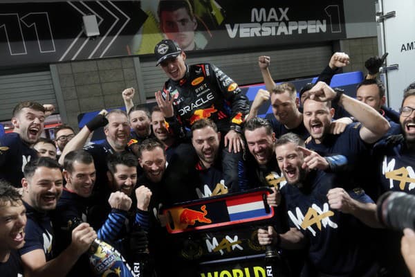 Verstappen zdolal Norrisa vo Vegas a obhájil titul