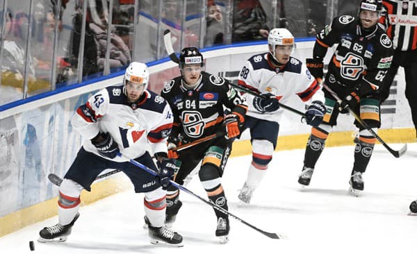 Zľava Patrik Maier (Slovan), Joona Jääskeläinen (Košice), Austin Ryan Ortega (Slovan) a Josh Teves (Košice) 