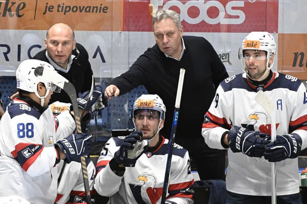 V pozadí uprostred tréner tímu Slovana Peter Oremus