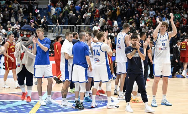 Na snímke slovenskí basketbalisti ďakujú fanúšikom