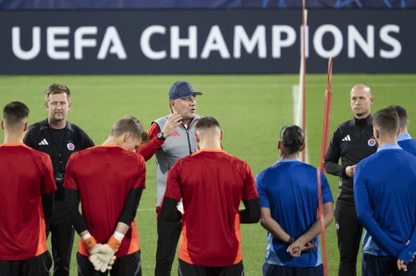 Na snímke uprostred v pozadí tréner futbalistov ŠK Slovan Bratislava Vladimír Weiss st. počas tréningu.