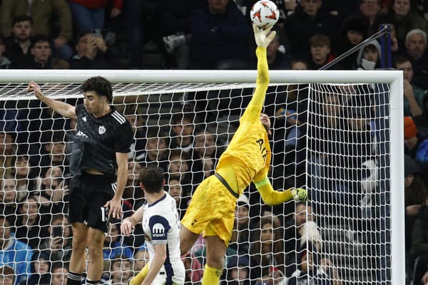 Brankár Tottenhamu Guglielmo Vicario odchytal zápas so zlomeným členkom.