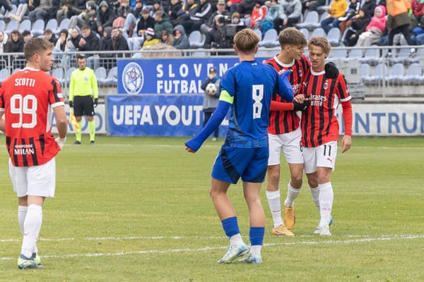 Momentka zo zápasu mládežníckej Ligy majstrov ŠK Slovan Bratislava – AC Miláno.  