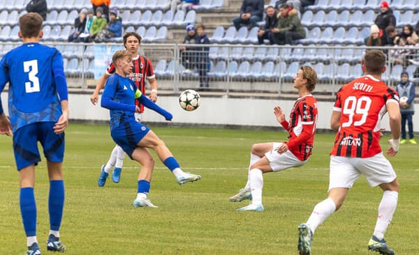 Momentka zo zápasu mládežníckej Ligy majstrov ŠK Slovan Bratislava – AC Miláno.  