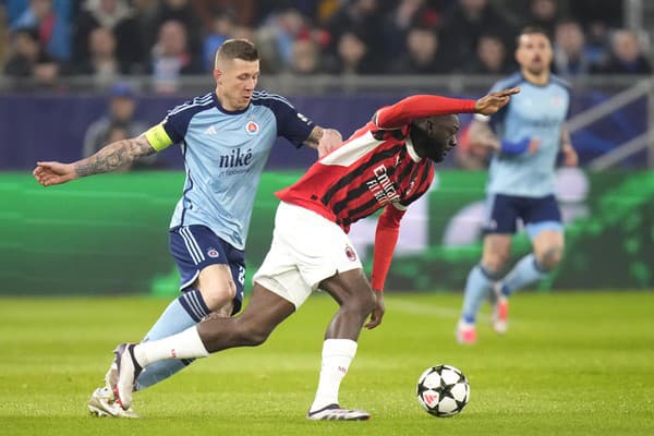 Kapitán belasých Juraj Kucka atakuje Youssoufa Fofana.