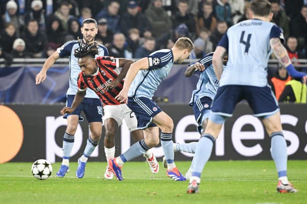 Na snímke druhý zľava Samuel Chukwueze (Miláno) v zápase 5. kola ligovej fázy Ligy majstrov Slovan Bratislava - AC Miláno.