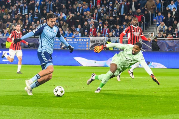 Na snímke zľava David Strelec (Slovan) a Mike Maignan (AC Miláno) v zápase 5. kola ligovej fázy Ligy majstrov Slovan Bratislava - AC Miláno.