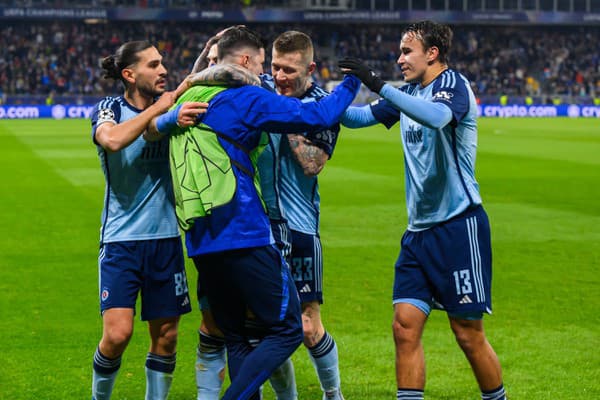 Na snímke sprava Dávid Strelec (Slovan) a Juraj Kucka (Slovan) sa tešia z gólu. 