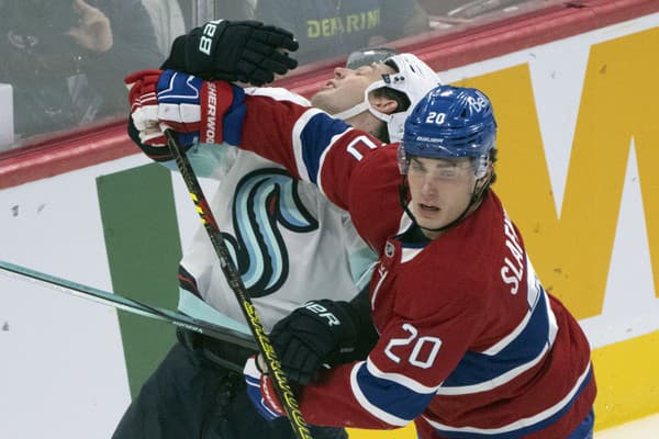 Slovenský útočník Juraj Slafkovský (Montreal) v súboji.