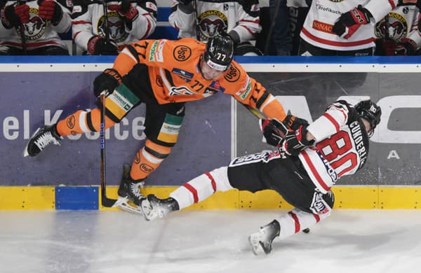 Na snímke vľavo Patrik Rogoň (Košice), vpravo Michal Čunderlík (Banská Bystrica) 