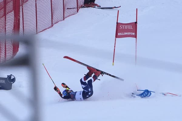 Americká lyžiarka Mikaela Shiffrinová s tvrdým pádom.