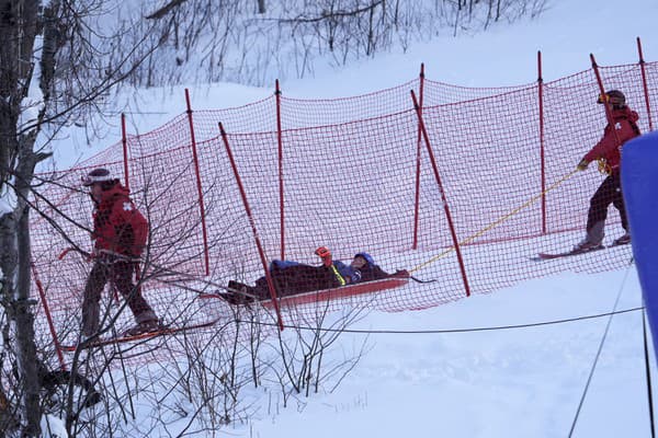 Americká lyžiarka Mikaela Shiffrinová s tvrdým pádom.