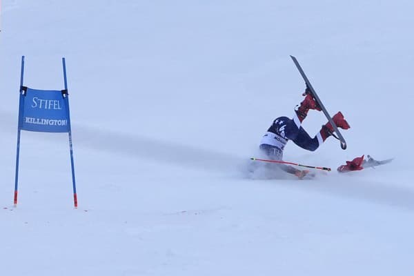 Americká lyžiarka Mikaela Shiffrinová s tvrdým pádom.