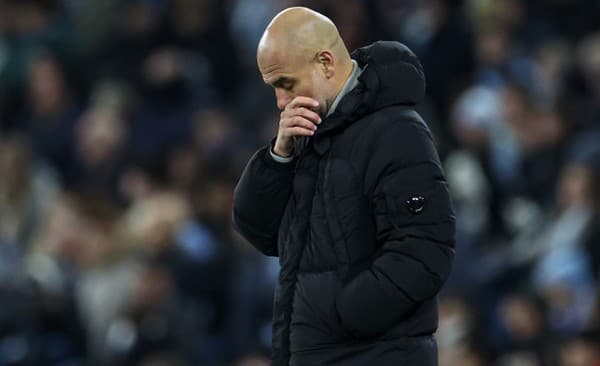 Slávny tréner Pep Guardiola momentálne na lavičke Manchestru City neprežíva tie najpríjemnejšie chvíle.