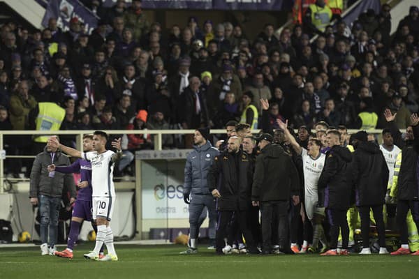 Taliansky futbalista Edoardo Bove z AC Fiorentina skolaboval na ihrisku.