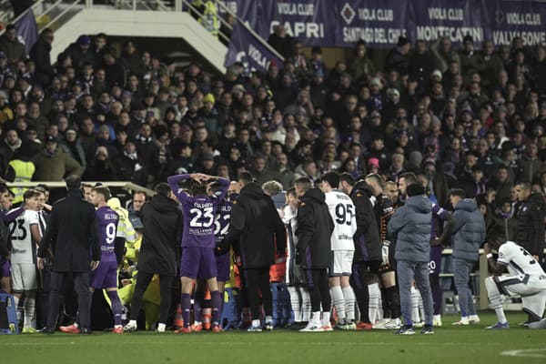 Taliansky futbalista Edoardo Bove z AC Fiorentina skolaboval na ihrisku.