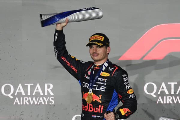 Holandský pilot F1 Max Verstappen z Red Bullu oslavuje víťazstvo na Veľkej cene Kataru.