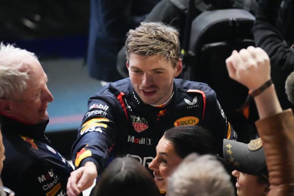 Holandský pilot F1 Max Verstappen z Red Bullu oslavuje víťazstvo na Veľkej cene Kataru.