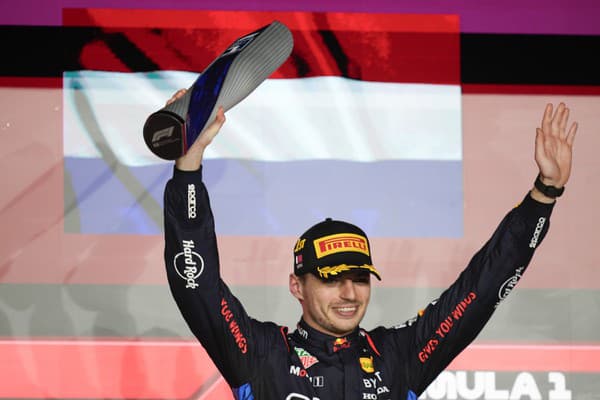 Holandský pilot F1 Max Verstappen z Red Bullu oslavuje víťazstvo na Veľkej cene Kataru.