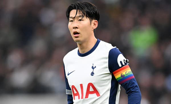 Kapitán Tottenhamu Heung-Min Son s dúhovou páskou na ruke.