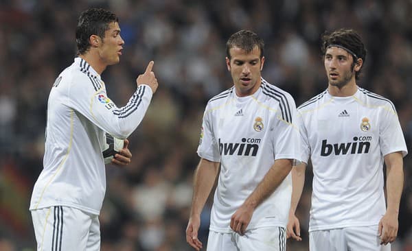 V čase, keď hrali spolu v Reale Madrid. Zľava Cristiano Ronaldo. Rafael Van Der Vaart a Esteban Granero. 