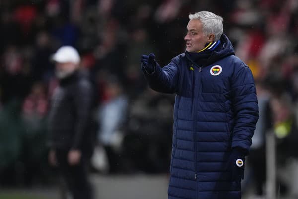 José Mourinho gestikuluje počas zápasu so Slaviou Prahou