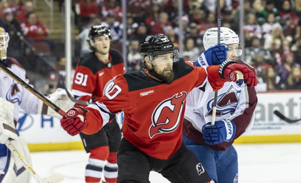 Slovenský hokejista v drese New Jersey Devils Tomáš Tatar (uprostred) a hráč Colorada Avalanche Cale Makar (vpravo) počas zápasu.