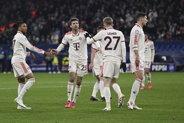 Hráči FC Bayern Mníchov oslavujú gól