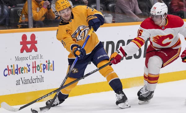 Nick Blankenburg (Nashville) v súboji s Martinom Pospíšilom (Calgary).