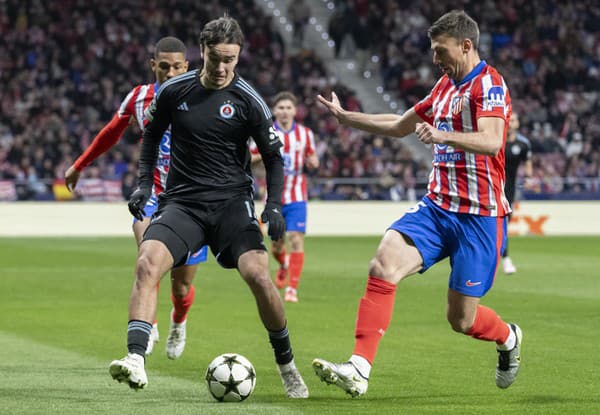 Na snímke vľavo v popredí Dávid Strelec (Slovan) a vpravo Clément Lenglet (Atletico) vo futbalovom zápase 6. kola ligovej fázy Ligy majstrov Atletico Madrid - ŠK Slovan Bratislava.