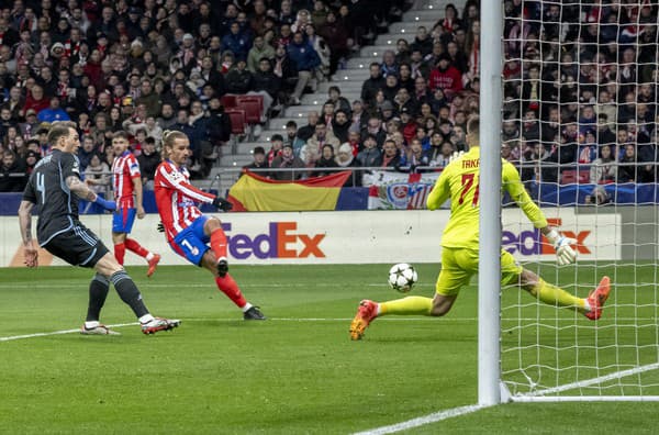 Na snímke vpravo brankár Dominik Takáč, vľavo Guram Kašia (obaja Slovan) a uprostred strieľa gól Antoine Griezmann (Atletico) počas futbalového zápasu 6. kola ligovej fázy Ligy majstrov Atletico Madrid - ŠK Slovan Bratislava.