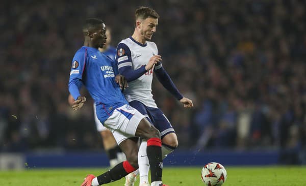 Hráč Glasgowa Rangers Mohamed Diomande (vľavo) a hráč Tottenhamu James Maddison bojujú o loptu.