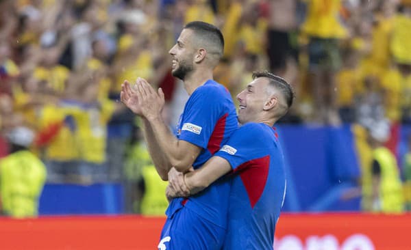 Slovenskí futbalisti Dávid Hancko (vľavo) a Róbert Boženík sa radujú po zápase základnej E-skupiny Slovensko - Rumunsko.