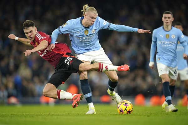 Manuel Ugarte (United) v súboji s Erlingom Haalandom (City)