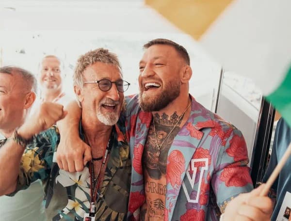 Eddie Jordan v spoločnosti írskeho MMA bojovníka Conora McGregora