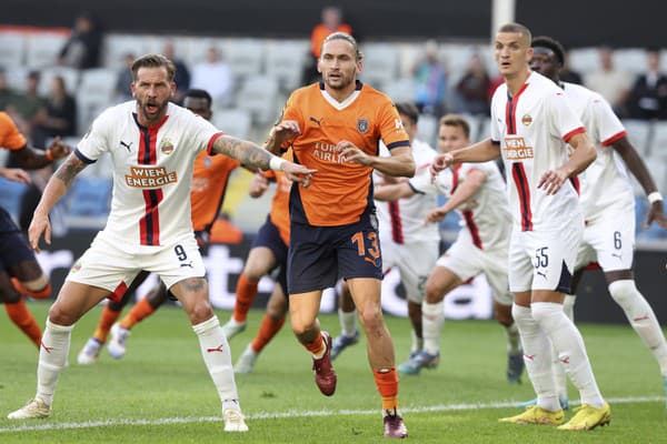 Rakúsky futbalista Guido Burgstaller (vľavo) utrpel po útoku v centre Viedne vážne poranenia hlavy vrátanie zlomeniny lebky.