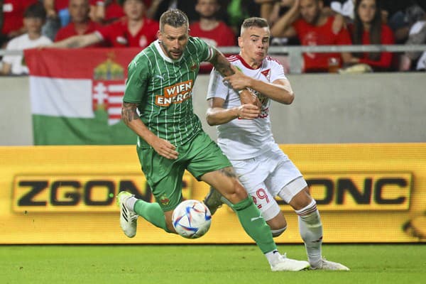 Rakúsky futbalista Guido Burgstaller (vľavo) utrpel po útoku v centre Viedne vážne poranenia hlavy vrátanie zlomeniny lebky.