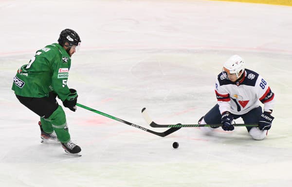 Na snímke zľava Michal Roman (Nové Zámky) a Austin Ortega (Bratislava) 