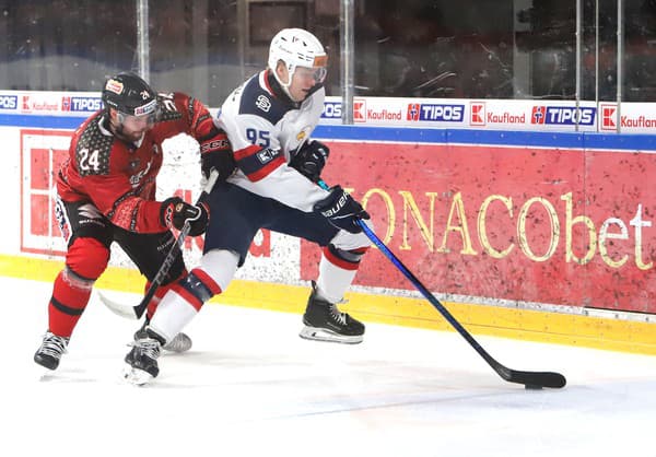 Na snímke zľava Reece Scarlett (Banská Bystrica) a Jonáš Peterek (Slovan)