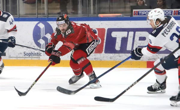 Na snímke zľava Oliver Voyer (Banská Bystrica) a Liam Pecararo (Slovan)