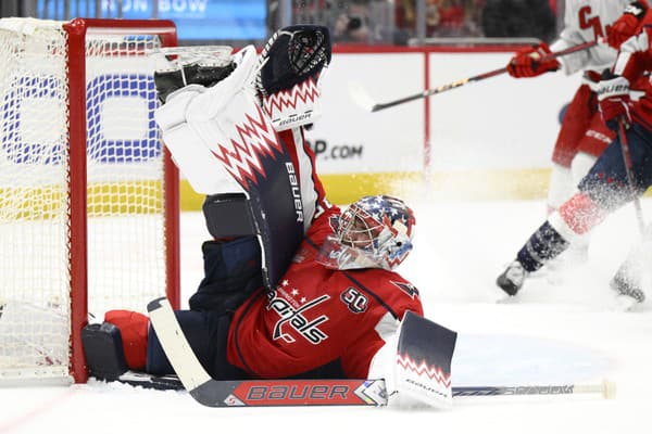 Brankár Washingtonu Capitals Charlie Lindgren ohúril fenomenálnym zákrokom.