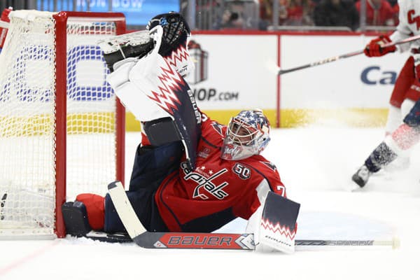 Brankár Washingtonu Capitals Charlie Lindgren ohúril fenomenálnym zákrokom.