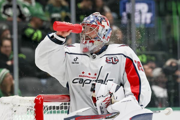 Brankár Washingtonu Capitals Charlie Lindgren ohúril fenomenálnym zákrokom.