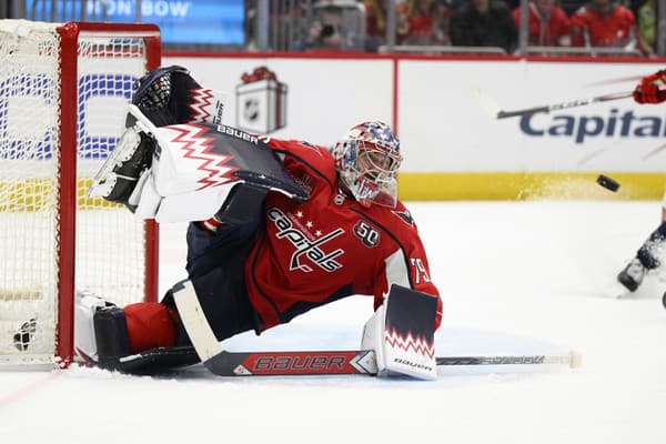 Brankár Washingtonu Capitals Charlie Lindgren ohúril fenomenálnym zákrokom.