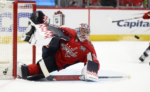 Brankár Washingtonu Capitals Charlie Lindgren ohúril fenomenálnym zákrokom.