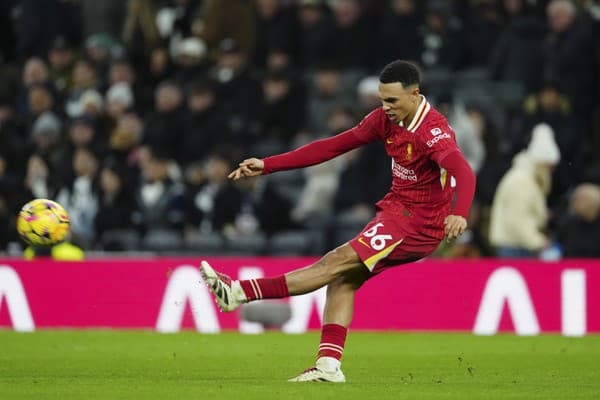 Trent Alexander-Arnold kope do lopty