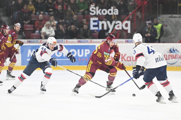 Na snímke zľava hráč Slovana Mitchell Hoelscher, hráč Dukly Bruno Mráz a hráč Slovana Patrik Maier